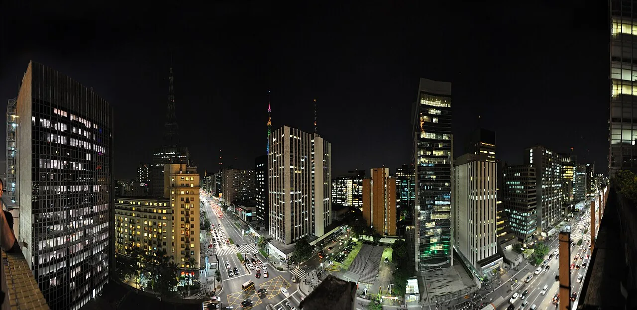 Panorama noturno da Avenida Paulista em São Paulo